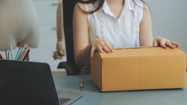 vlogger, blog yazarı küçük KOBİ iş kadını Asyalı güzel kadın kıyafetleri canlı yayın satışı internet üzerinden satışı, ana ofiste mevcut ürün detaylarını gösterme, girişimci ekommerce