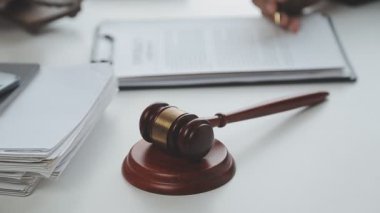 İş adamları ve avukatlar ofiste kontrat belgelerini tartışıyorlar. Hukuk, hukuk hizmetleri, danışmanlık, adalet ve hukuk kavramı