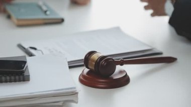 İş adamları ve avukatlar ofiste kontrat belgelerini tartışıyorlar. Hukuk, hukuk hizmetleri, danışmanlık, adalet ve hukuk kavramı