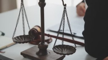 İş adamları ve avukatlar ofiste kontrat belgelerini tartışıyorlar. Hukuk, hukuk hizmetleri, danışmanlık, adalet ve hukuk kavramı