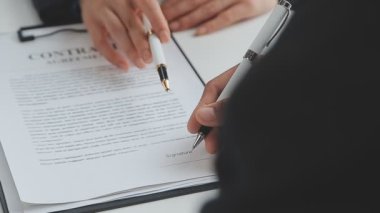 İş adamları ve avukatlar ofiste kontrat belgelerini tartışıyorlar. Hukuk, hukuk hizmetleri, danışmanlık, adalet ve hukuk kavramı