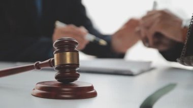 İş adamları ve avukatlar ofiste kontrat belgelerini tartışıyorlar. Hukuk, hukuk hizmetleri, danışmanlık, adalet ve hukuk kavramı