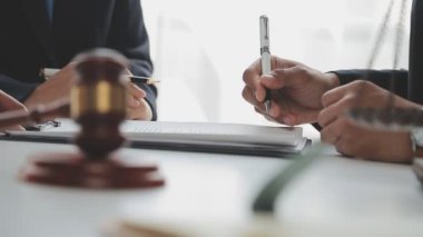 İş adamları ve avukatlar ofiste kontrat belgelerini tartışıyorlar. Hukuk, hukuk hizmetleri, danışmanlık, adalet ve hukuk kavramı