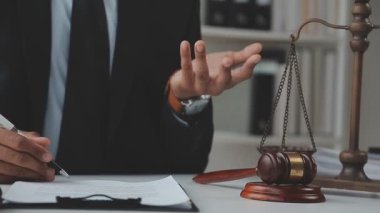 İş adamları ve avukatlar ofiste kontrat belgelerini tartışıyorlar. Hukuk, hukuk hizmetleri, danışmanlık, adalet ve hukuk kavramı