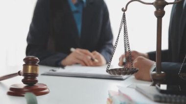İş adamları ve avukatlar ofiste kontrat belgelerini tartışıyorlar. Hukuk, hukuk hizmetleri, danışmanlık, adalet ve hukuk kavramı