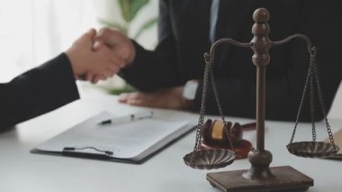 Adalet terazisinde iş adamları el sıkışır. Güvenli anlaşma kavramı 