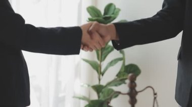 Adalet terazisinde iş adamları el sıkışır. Güvenli anlaşma kavramı 