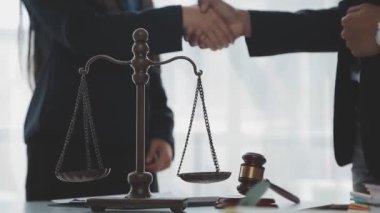 Adalet terazisinde iş adamları el sıkışır. Güvenli anlaşma kavramı 