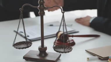 Adalet terazisinde iş adamları el sıkışır. Güvenli anlaşma kavramı 