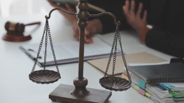 İş adamları ve avukatlar ofiste kontrat belgelerini tartışıyorlar. Hukuk, hukuk hizmetleri, danışmanlık, adalet ve hukuk kavramı