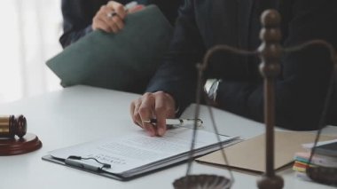 İş adamları ve avukatlar ofiste kontrat belgelerini tartışıyorlar. Hukuk, hukuk hizmetleri, danışmanlık, adalet ve hukuk kavramı