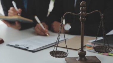 İş adamları ve avukatlar ofiste kontrat belgelerini tartışıyorlar. Hukuk, hukuk hizmetleri, danışmanlık, adalet ve hukuk kavramı