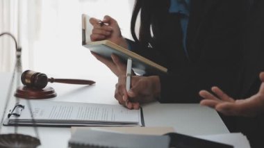 İş adamları ve avukatlar ofiste kontrat belgelerini tartışıyorlar. Hukuk, hukuk hizmetleri, danışmanlık, adalet ve hukuk kavramı