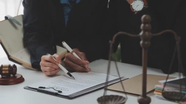 İş adamları ve avukatlar ofiste kontrat belgelerini tartışıyorlar. Hukuk, hukuk hizmetleri, danışmanlık, adalet ve hukuk kavramı