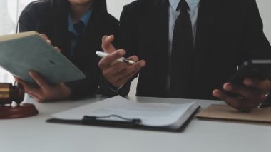 İş adamları ve avukatlar ofiste kontrat belgelerini tartışıyorlar. Hukuk, hukuk hizmetleri, danışmanlık, adalet ve hukuk kavramı