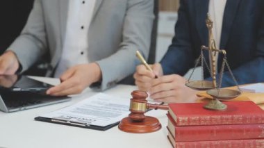 İş adamları ve avukatlar, büroda pirinç ve tokmak ile sözleşme belgelerini tartışıyorlar. Hukuk, hukuk hizmetleri, danışmanlık, adalet ve hukuk kavramı