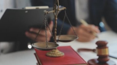 İş adamları ve avukatlar, büroda pirinç ve tokmak ile sözleşme belgelerini tartışıyorlar. Hukuk, hukuk hizmetleri, danışmanlık, adalet ve hukuk kavramı