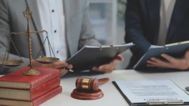 İş adamları ve avukatlar, büroda pirinç ve tokmak ile sözleşme belgelerini tartışıyorlar. Hukuk, hukuk hizmetleri, danışmanlık, adalet ve hukuk kavramı