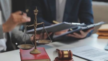 İş adamları ve avukatlar, büroda pirinç ve tokmak ile sözleşme belgelerini tartışıyorlar. Hukuk, hukuk hizmetleri, danışmanlık, adalet ve hukuk kavramı