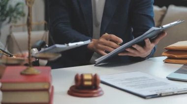 İş adamları ve avukatlar, büroda pirinç ve tokmak ile sözleşme belgelerini tartışıyorlar. Hukuk, hukuk hizmetleri, danışmanlık, adalet ve hukuk kavramı