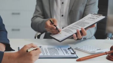 İş adamları ve avukatlar, büroda pirinç ve tokmak ile sözleşme belgelerini tartışıyorlar. Hukuk, hukuk hizmetleri, danışmanlık, adalet ve hukuk kavramı