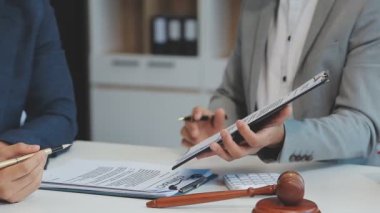 İş adamları ve avukatlar, büroda pirinç ve tokmak ile sözleşme belgelerini tartışıyorlar. Hukuk, hukuk hizmetleri, danışmanlık, adalet ve hukuk kavramı