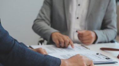 İş adamları ve avukatlar, büroda pirinç ve tokmak ile sözleşme belgelerini tartışıyorlar. Hukuk, hukuk hizmetleri, danışmanlık, adalet ve hukuk kavramı