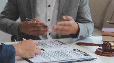 İş adamları ve avukatlar, büroda pirinç ve tokmak ile sözleşme belgelerini tartışıyorlar. Hukuk, hukuk hizmetleri, danışmanlık, adalet ve hukuk kavramı