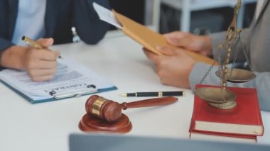 İş adamları ve avukatlar ofiste kontrat belgelerini tartışıyorlar. Hukuk, hukuk hizmetleri, danışmanlık, adalet ve hukuk kavramı