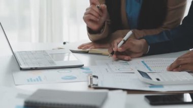 İş ekibi toplantısı yeni bir başlangıç projesi üzerinde çalışıyor, verileri tartışıyor ve analiz ediyor çizelgeler ve grafikler. Dijital tablet, hesap makinesi, dizüstü bilgisayar kullanımı. İş finans ve muhasebe kavramı.