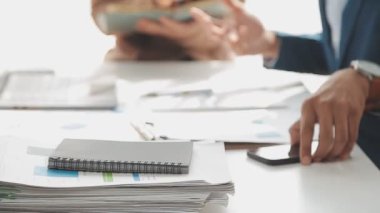 İş ekibi toplantısı yeni bir başlangıç projesi üzerinde çalışıyor, verileri tartışıyor ve analiz ediyor çizelgeler ve grafikler. Dijital tablet, hesap makinesi, dizüstü bilgisayar kullanımı. İş finans ve muhasebe kavramı.