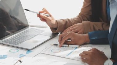 İş ekibi toplantısı yeni bir başlangıç projesi üzerinde çalışıyor, verileri tartışıyor ve analiz ediyor çizelgeler ve grafikler. Dijital tablet, hesap makinesi, dizüstü bilgisayar kullanımı. İş finans ve muhasebe kavramı.
