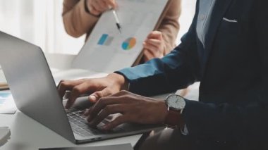 İş ekibi toplantısı yeni bir başlangıç projesi üzerinde çalışıyor, verileri tartışıyor ve analiz ediyor çizelgeler ve grafikler. Dijital tablet, hesap makinesi, dizüstü bilgisayar kullanımı. İş finans ve muhasebe kavramı.