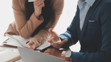 İş ekibi toplantısı yeni bir başlangıç projesi üzerinde çalışıyor, verileri tartışıyor ve analiz ediyor çizelgeler ve grafikler. Dijital tablet, hesap makinesi, dizüstü bilgisayar kullanımı. İş finans ve muhasebe kavramı.