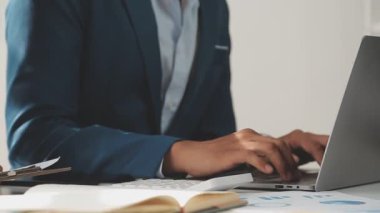 İş ekibi toplantısı yeni bir başlangıç projesi üzerinde çalışıyor, verileri tartışıyor ve analiz ediyor çizelgeler ve grafikler. Dijital tablet, hesap makinesi, dizüstü bilgisayar kullanımı. İş finans ve muhasebe kavramı.