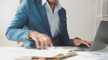 İş ekibi toplantısı yeni bir başlangıç projesi üzerinde çalışıyor, verileri tartışıyor ve analiz ediyor çizelgeler ve grafikler. Dijital tablet, hesap makinesi, dizüstü bilgisayar kullanımı. İş finans ve muhasebe kavramı.