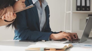 İş ekibi toplantısı yeni bir başlangıç projesi üzerinde çalışıyor, verileri tartışıyor ve analiz ediyor çizelgeler ve grafikler. Dijital tablet, hesap makinesi, dizüstü bilgisayar kullanımı. İş finans ve muhasebe kavramı.