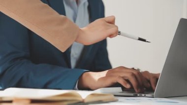 Şirket üyeleri, iş ve finans prensiplerinin özünü gösteren, modern bir ofiste yeni bir iş projesi üzerinde tartışıyorlar.