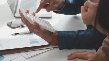 İş ekibi toplantısı yeni bir başlangıç projesi üzerinde çalışıyor, verileri tartışıyor ve analiz ediyor çizelgeler ve grafikler. Dijital tablet, hesap makinesi, dizüstü bilgisayar kullanımı. İş finans ve muhasebe kavramı.