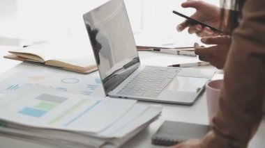 İş ekibi toplantısı yeni bir başlangıç projesi üzerinde çalışıyor, verileri tartışıyor ve analiz ediyor çizelgeler ve grafikler. Dijital tablet, hesap makinesi, dizüstü bilgisayar kullanımı. İş finans ve muhasebe kavramı.