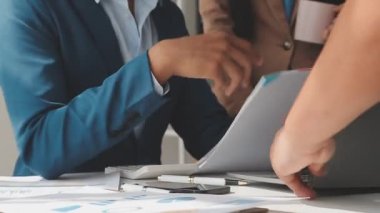 İş ekibi toplantısı yeni bir başlangıç projesi üzerinde çalışıyor, verileri tartışıyor ve analiz ediyor çizelgeler ve grafikler. Dijital tablet, hesap makinesi, dizüstü bilgisayar kullanımı. İş finans ve muhasebe kavramı.