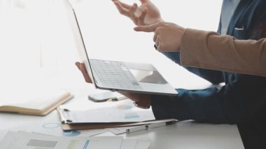 İş ekibi toplantısı yeni bir başlangıç projesi üzerinde çalışıyor, verileri tartışıyor ve analiz ediyor çizelgeler ve grafikler. Dijital tablet, hesap makinesi, dizüstü bilgisayar kullanımı. İş finans ve muhasebe kavramı.