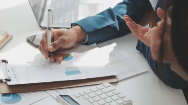 İş ekibi toplantısı yeni bir başlangıç projesi üzerinde çalışıyor, verileri tartışıyor ve analiz ediyor çizelgeler ve grafikler. Dijital tablet, hesap makinesi, dizüstü bilgisayar kullanımı. İş finans ve muhasebe kavramı.
