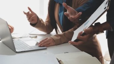 İş ekibi toplantısı yeni bir başlangıç projesi üzerinde çalışıyor, verileri tartışıyor ve analiz ediyor çizelgeler ve grafikler. Dijital tablet, hesap makinesi, dizüstü bilgisayar kullanımı. İş finans ve muhasebe kavramı.