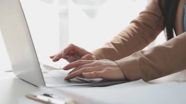 İş ekibi toplantısı yeni bir başlangıç projesi üzerinde çalışıyor, verileri tartışıyor ve analiz ediyor çizelgeler ve grafikler. Dijital tablet, hesap makinesi, dizüstü bilgisayar kullanımı. İş finans ve muhasebe kavramı.