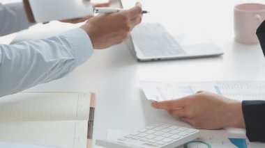İş ekibi toplantısı yeni bir başlangıç projesi üzerinde çalışıyor, verileri tartışıyor ve analiz ediyor çizelgeler ve grafikler. Dijital tablet, hesap makinesi, dizüstü bilgisayar kullanımı. İş finans ve muhasebe kavramı.