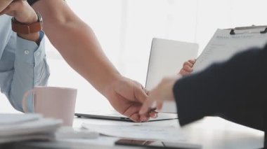 İş ekibi toplantısı yeni bir başlangıç projesi üzerinde çalışıyor, verileri tartışıyor ve analiz ediyor çizelgeler ve grafikler. Dijital tablet, hesap makinesi, dizüstü bilgisayar kullanımı. İş finans ve muhasebe kavramı.