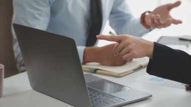 İş ekibi toplantısı yeni bir başlangıç projesi üzerinde çalışıyor, verileri tartışıyor ve analiz ediyor çizelgeler ve grafikler. Dijital tablet, hesap makinesi, dizüstü bilgisayar kullanımı. İş finans ve muhasebe kavramı.
