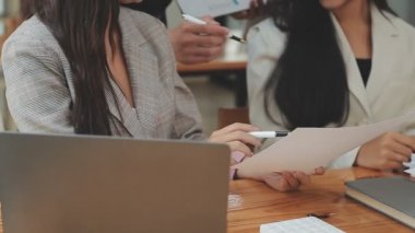 İş ekibi toplantısı yeni bir başlangıç projesi üzerinde çalışıyor, verileri tartışıyor ve analiz ediyor çizelgeler ve grafikler. Dijital tablet, hesap makinesi, dizüstü bilgisayar kullanımı. İş finans ve muhasebe kavramı.