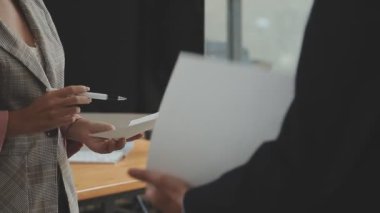 İş ekibi toplantısı yeni bir başlangıç projesi üzerinde çalışıyor, verileri tartışıyor ve analiz ediyor çizelgeler ve grafikler. Dijital tablet, hesap makinesi, dizüstü bilgisayar kullanımı. İş finans ve muhasebe kavramı.